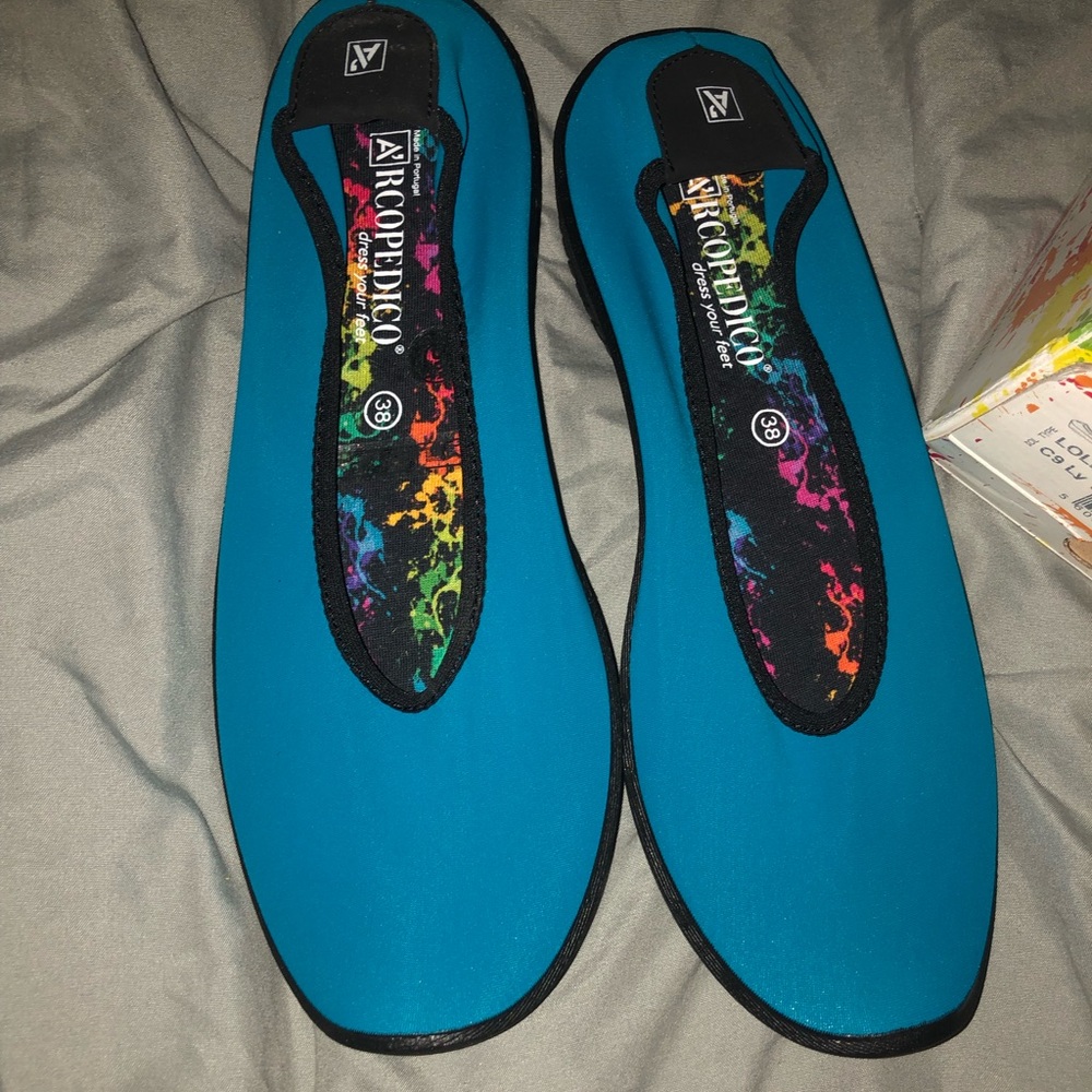 New in box Lolita Arcopedico in turquoise